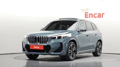 2024 BMW X1 xDrive 20i M Sport, светло-серебристый — фото 1