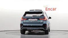 2024 BMW X1 xDrive 20i M Sport, светло-серебристый — фото 4