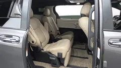 2022 Toyota Sienna 2.5 Hybrid 2WD, серый — фото 12