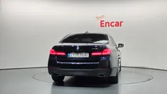 2022 BMW 5-Series 520i M Sport — фото 4