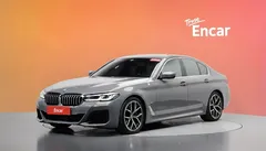 2022 BMW 5-Series 530i M Sport Package, серо-серебристый — фото 1
