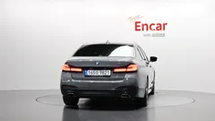 2022 BMW 5-Series 530i M Sport Package, серо-серебристый — фото 4