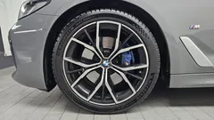 2022 BMW 5-Series 530i M Sport Package, серо-серебристый — фото 5