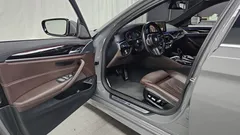 2022 BMW 5-Series 530i M Sport Package, серо-серебристый — фото 10