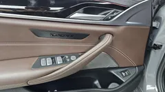 2022 BMW 5-Series 530i M Sport Package, серо-серебристый — фото 20