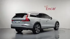 2021 Volvo V60 B5 Pro AWD, серо-серебристый — фото 2