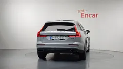 2021 Volvo V60 B5 Pro AWD, серо-серебристый — фото 4