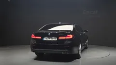 2023 BMW 5-Series 520i Luxury, чёрный — фото 4