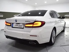 2022 BMW 5-Series 530e Luxury — фото 3