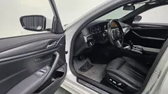 2023 BMW 5-Series 520i M Sport — фото 13