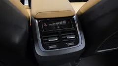 2024 Volvo XC60 B6 Ultimate Bright, белый — фото 18