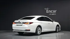 2022 Lexus ES Executive — фото 2