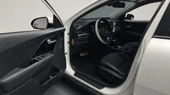 2021 Kia Niro 1.6 HEV, белый — фото 10