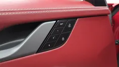 2022 Porsche 911 Carrera 4 Cabriolet, красный — фото 17