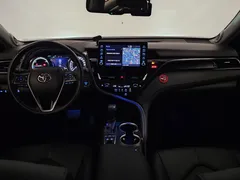 2023 Toyota Camry 2.5 XLE Hybrid, чёрный — фото 14