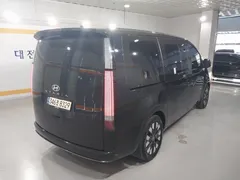 2023 Hyundai Staria Lounge 9-Seater — фото 3