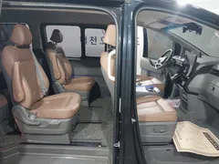 2023 Hyundai Staria Lounge 9-Seater — фото 20