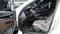 2023 BMW 5-Series M550i xDrive — фото 8