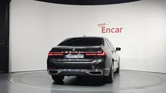 2022 BMW 7-Series 740i Design Pure Excellence, серый — фото 4