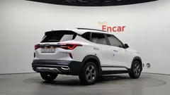 2023 Kia Seltos Gasoline 1.6 Turbo 2WD, белый — фото 2