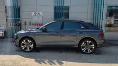2023 Audi Q8 55 TFSI Quattro Premium, серый — фото 4