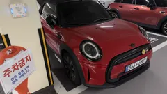 2022 Mini Cooper Convertible Classic Launch Pack, красный — фото 6