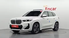 2024 BMW X1 xDrive 20i M Sport, белый — фото 1