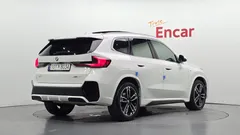 2024 BMW X1 xDrive 20i M Sport, белый — фото 2