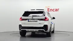 2024 BMW X1 xDrive 20i M Sport, белый — фото 4