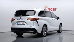 2023 Toyota Sienna 2.5 Hybrid 2WD, белый — фото 2
