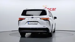 2023 Toyota Sienna 2.5 Hybrid 2WD, белый — фото 4