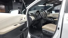 2023 Toyota Sienna 2.5 Hybrid 2WD, белый — фото 10