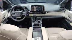 2023 Toyota Sienna 2.5 Hybrid 2WD, белый — фото 14