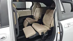2023 Toyota Sienna 2.5 Hybrid 2WD, белый — фото 16