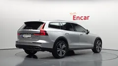 2021 Volvo V60 B5 Pro AWD, серебристый — фото 2