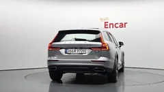 2021 Volvo V60 B5 Pro AWD, серебристый — фото 4