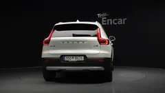 2022 Volvo XC40 B4 Inscription — фото 4