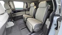 2023 Kia Carnival Diesel 7-Seater Hi-Limousine — фото 11