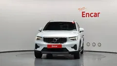 2023 Volvo XC40 B4 Ultimate Bright — фото 3