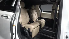 2021 Toyota Sienna 2.5 Hybrid 2WD, белый — фото 11