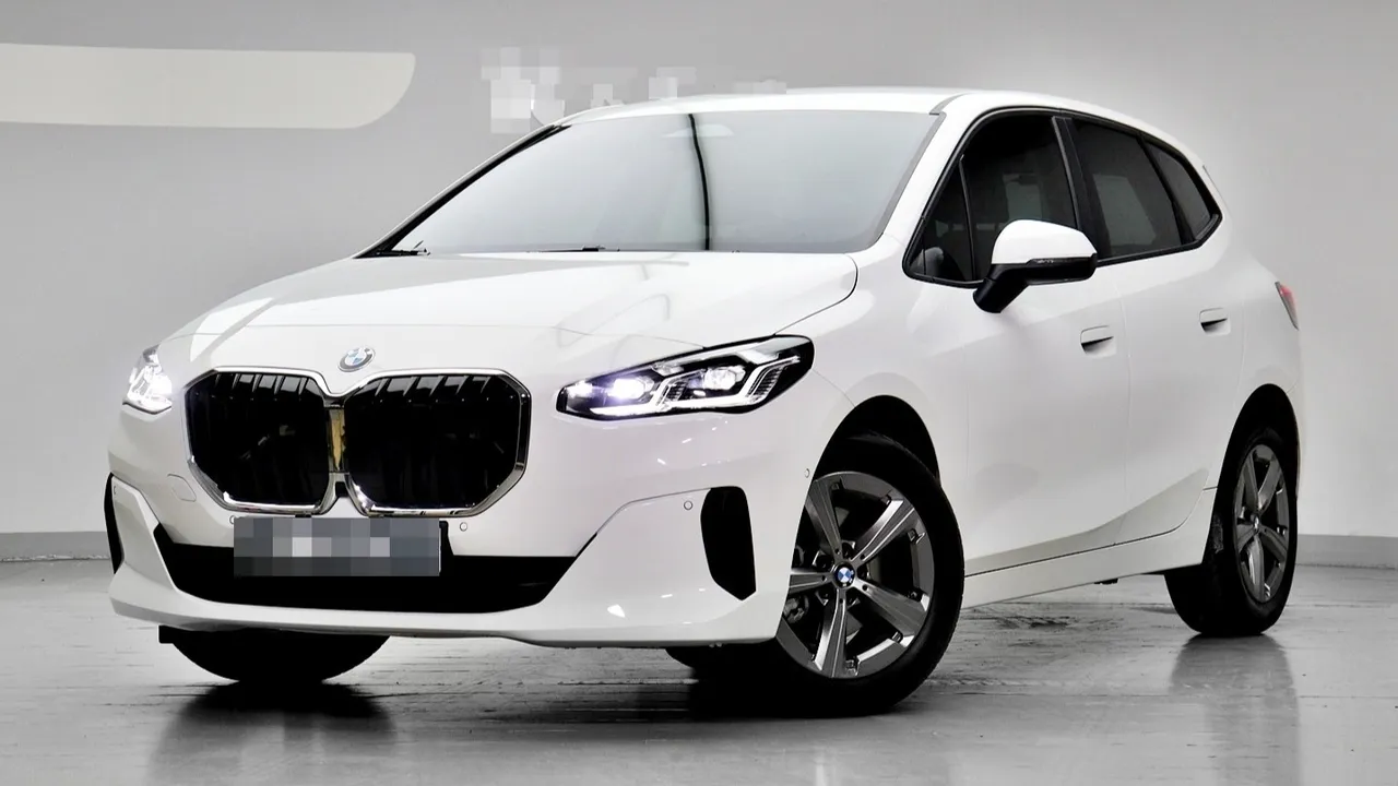2023 BMW 2-Series 220i Advantage