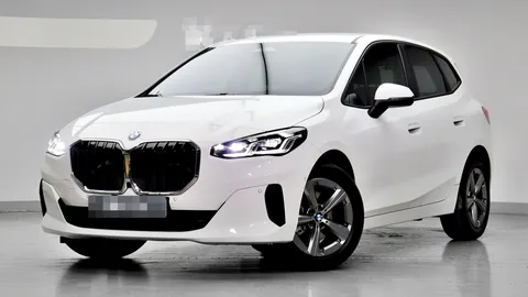 2023 BMW 2-Series 220i Advantage