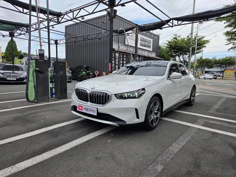 2024 BMW 5-Series 520i