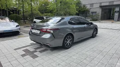 2022 Toyota Camry 2.5 XSE Hybrid, серо-серебристый — фото 2