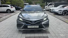 2022 Toyota Camry 2.5 XSE Hybrid, серо-серебристый — фото 3