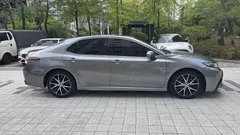 2022 Toyota Camry 2.5 XSE Hybrid, серо-серебристый — фото 5