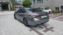 2022 Toyota Camry 2.5 XSE Hybrid, серо-серебристый — фото 20
