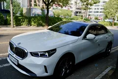 2024 BMW 5-Series 520i — фото 2