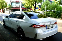 2024 BMW 5-Series 520i — фото 4