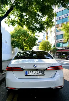 2024 BMW 5-Series 520i — фото 5